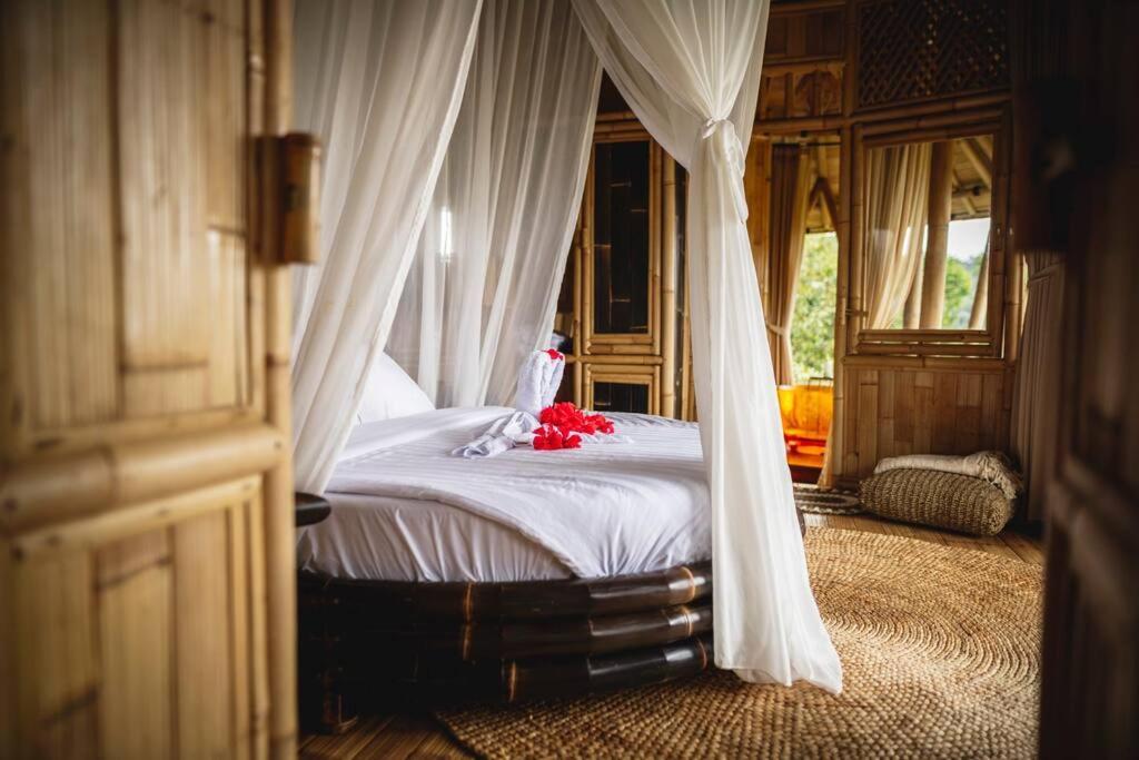 Villa The Nude House Selat Exterior foto